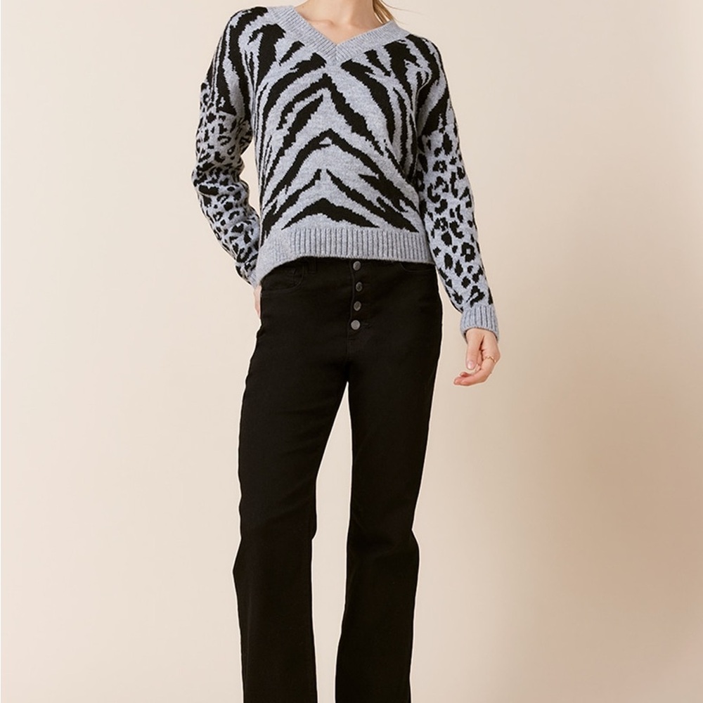 🔥 New Francesca’s animal print V-neck pullover sweater. - Picture 2 of 6